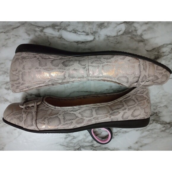 Trotters Animal Print Slip On Flats Buckle Slight Iridescent Shimmer Size 7.5W - Picture 9 of 11